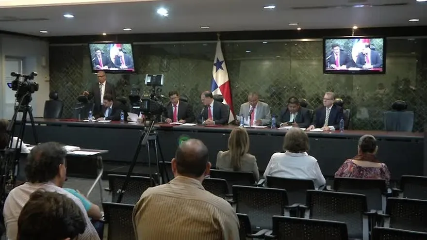 Entregan informe de aspirantes a defensor