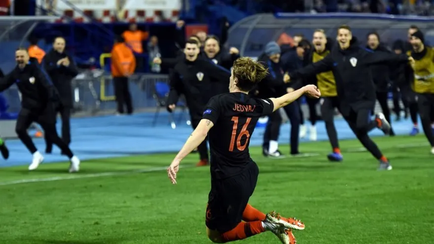Tin Jedvaj celebra uno de sus goles antes que sus compañeros se acerquen a él.