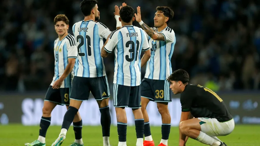 Jugadores de la selección de Argentina celebran durante el partido ante Bolivia