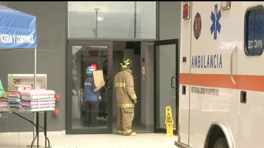 Rescatan a hombre que quedó atrapado en elevador