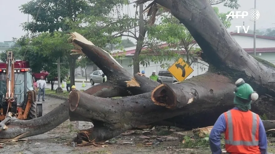 Otto deja 3 muertos en Panamá; Costa Rica y Nicaragua en alerta