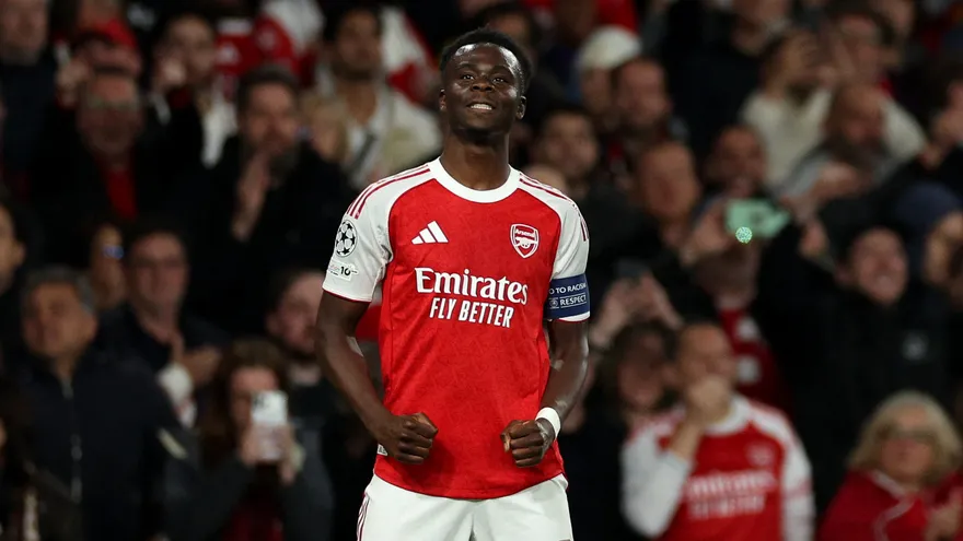 Bukayo Saka atacante del Arsenal