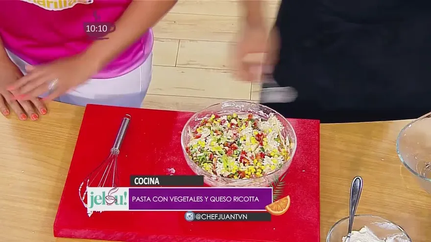 Pasta con vegetales y queso ricotta