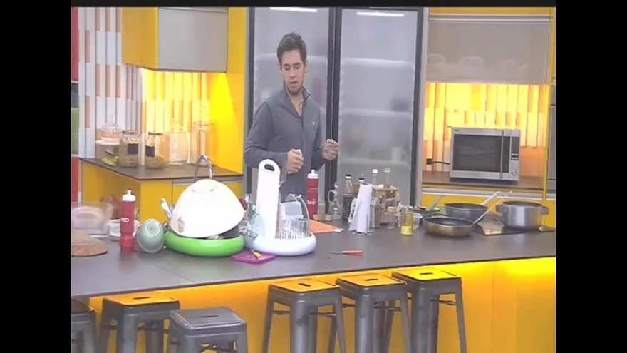 Alejandro amaneció cantando