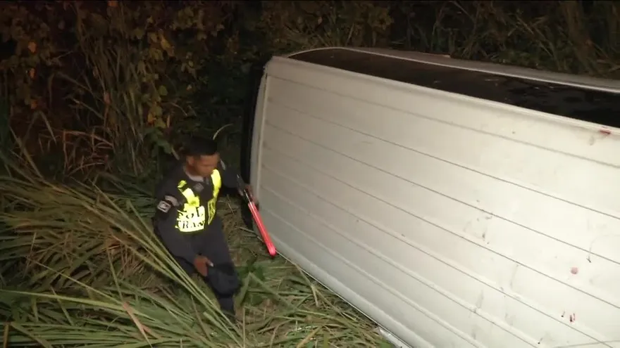 Busito pirata se accidenta y conductor se fuga