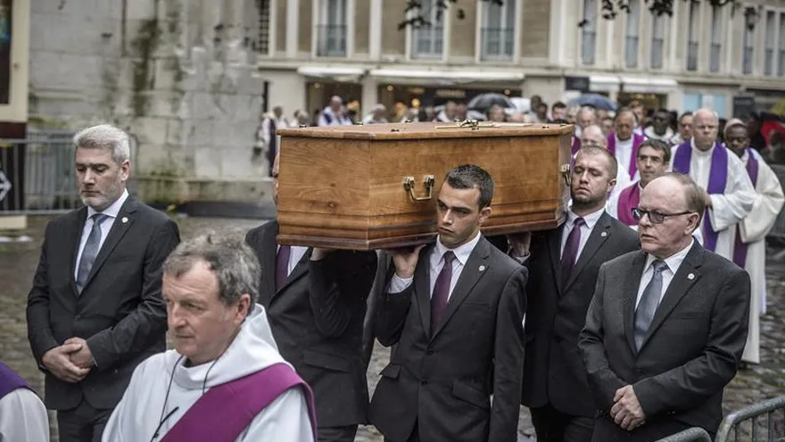 Varias personas portan el féretro del sacerdote Jacques Hamel a su entrada en la catedral de Ruán (Francia) hoy. Una semana después del atentado yihadista contra una iglesia de Normandía, la catedral de Ruán, en el norte de Francia, albergó hoy el funeral solemne del sacerdote muerto en ese ataque ejecutado por dos jóvenes que reivindicaron pertenecer al Estado Islámico (EI).