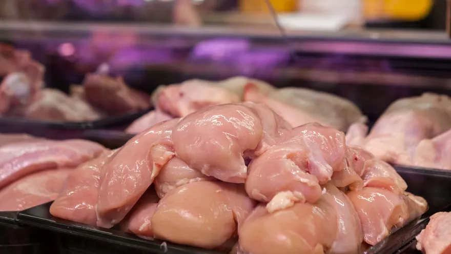 El pollo es uno de los productos de la canasta básica que ha experimentado un aumento en su precio