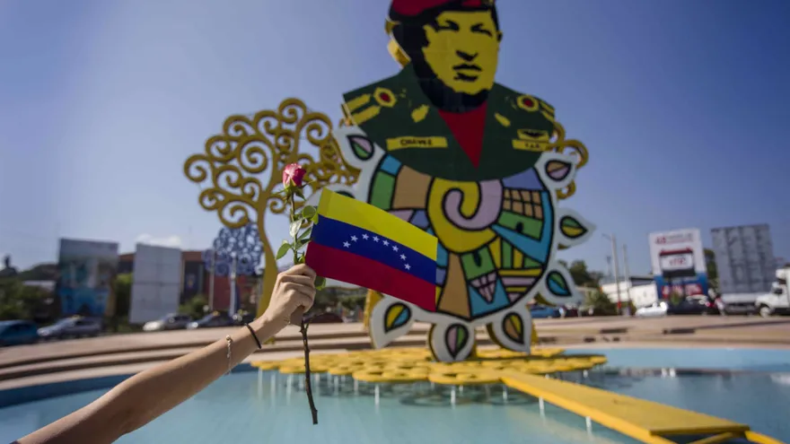 Una joven sostiene una bandera de Venezuela y una flor frente al monumento en honor al expresidente venezolano Hugo Chávez, hoy, lunes 5 de marzo de 2018, en Managua (Nicaragua).