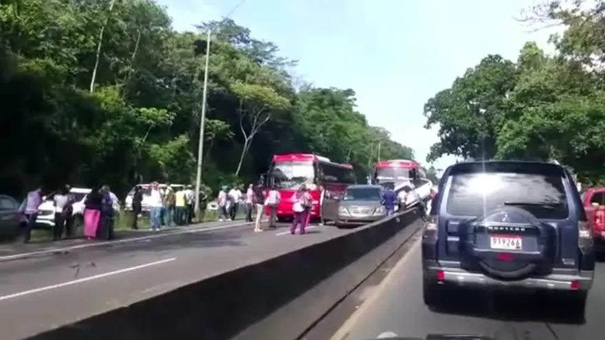 Reportan colisión múltiple entre 13 vehículos en Loma Cová