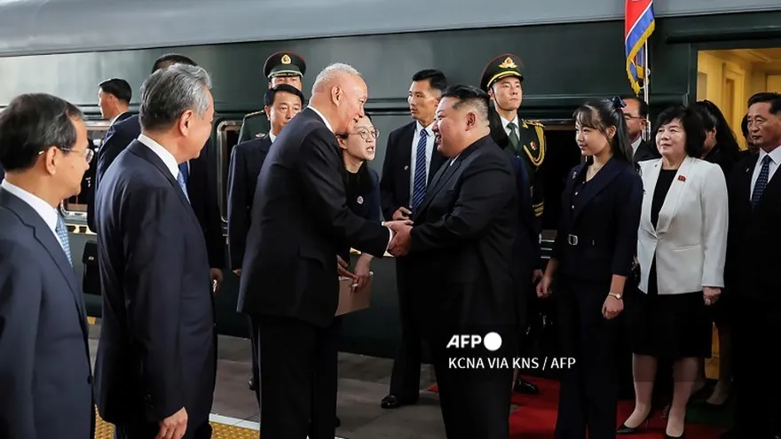 Kim Jong-un saluda a altos funcionarios chinos y detrás de él, su hija Kim Ju-ae