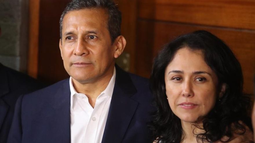 El expresidente peruano Ollanta Humala (i) y su esposa, Nadine Heredia (d), hablan el 30 de abril de 2018, en la puerta de su casa, en el distrito Surco, en Lima (Perú).