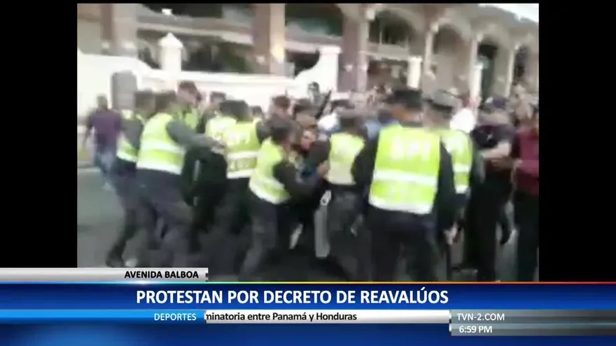 Empujones entre manifestantes y agentes del SPI