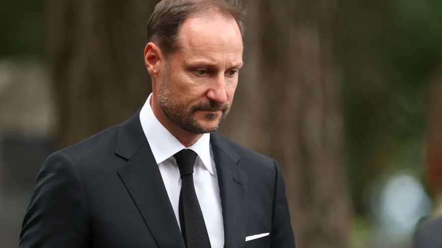 El rey Haakon VIII de Noruega sale de la iglesia de Asker