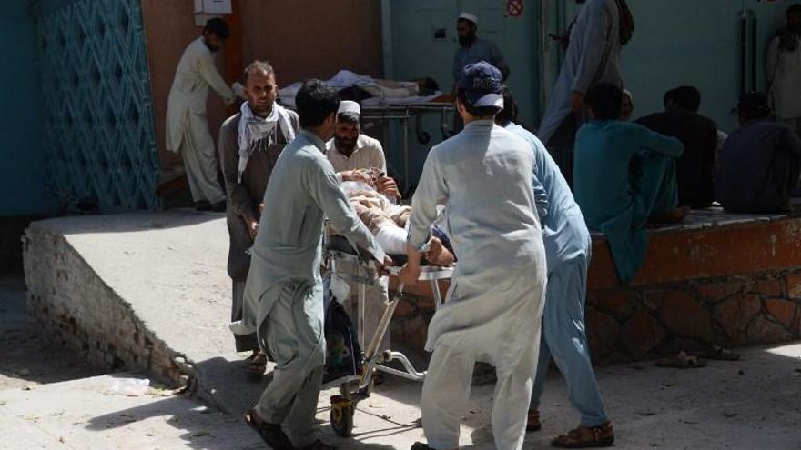 Voluntarios y familiares afganos trasladan a una víctima herida en una camilla para recibir tratamiento médico en Pakistán el día después de un ataque suicida.