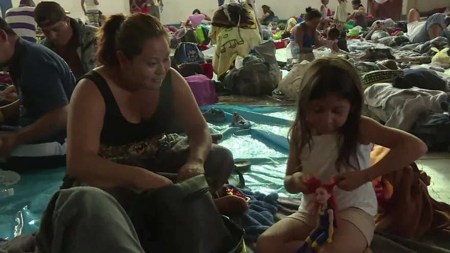 Niños migrantes sobreviven al éxodo centroamericano con juguetes