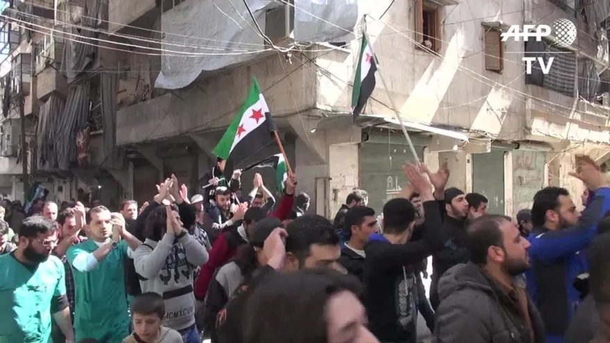 Sirios protestan contra el régimen en Alepo