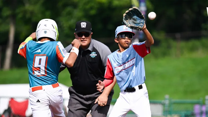 Bryant Quintero (d) se dispone a hacer una atrapada durante el partido entre Panamá y Nicaragua (representante de Latinoamérica) en la Serie Mundial de Pequeñas Ligas 2026