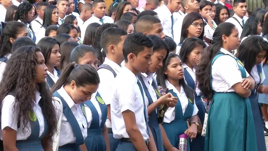 Estudiantes son sancionados por incumplir normas del uniforme