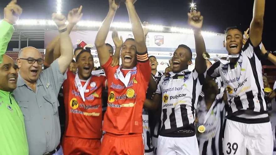 Los "Albinegros" levantaron la copa de campeón Reservas 2016