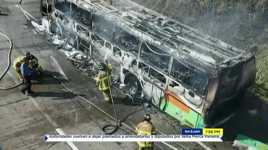 Inician las investigaciones por el incendio de un bus en Mocambo