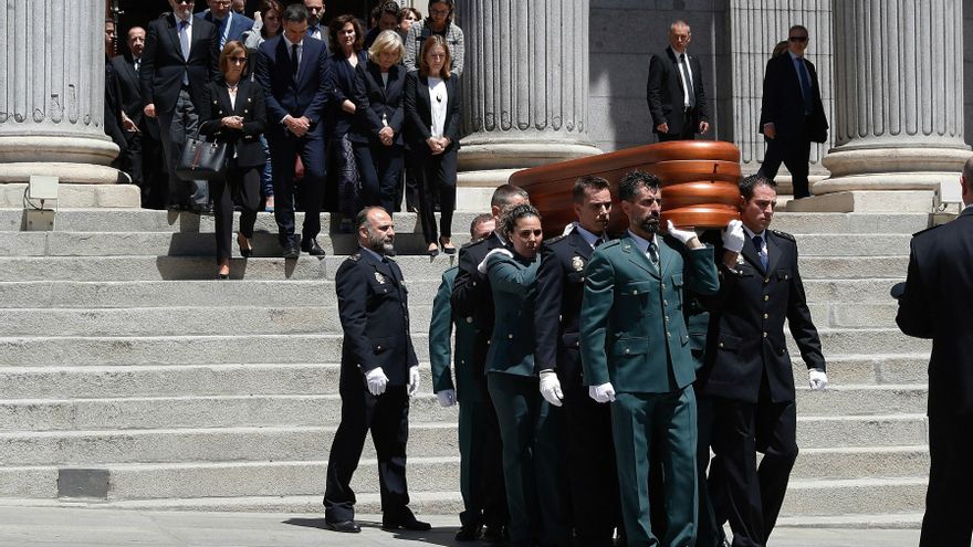 Personal del Congreso ha retirado el féretro de Alfredo Pérez Rubalcaba, cuya capilla ardiente se instaló ayer en la Cámara