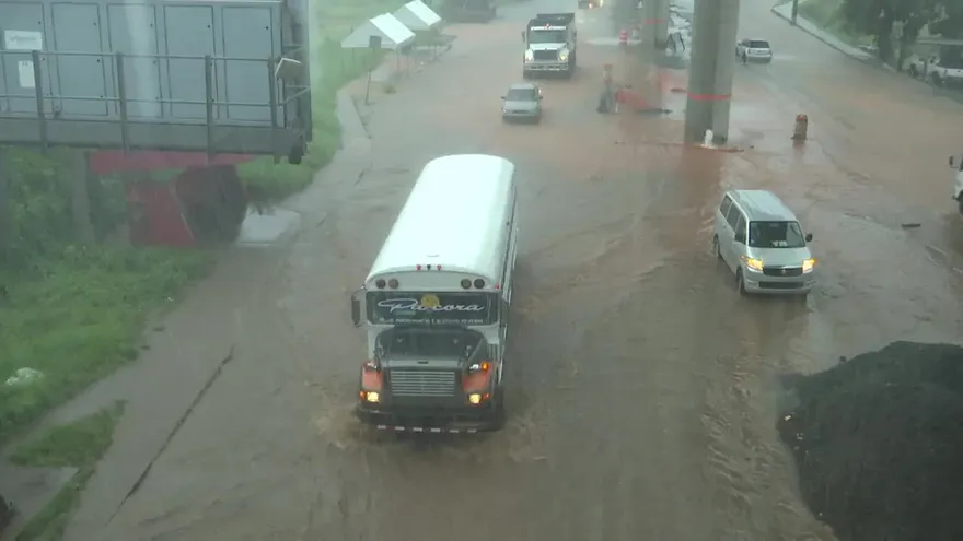 Conductores afectados por las fuertes lluvias