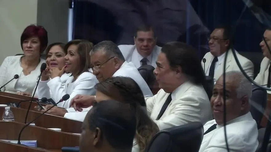 Diputados de CD votan contra la línea del partido