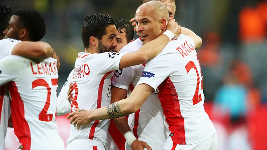 Adrea Raggi (d) y Joao Moutinho (i)