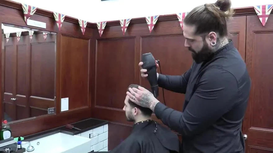 ¿Terapeuta o barbero? Un colectivo británico "salva vidas" cortando el pelo