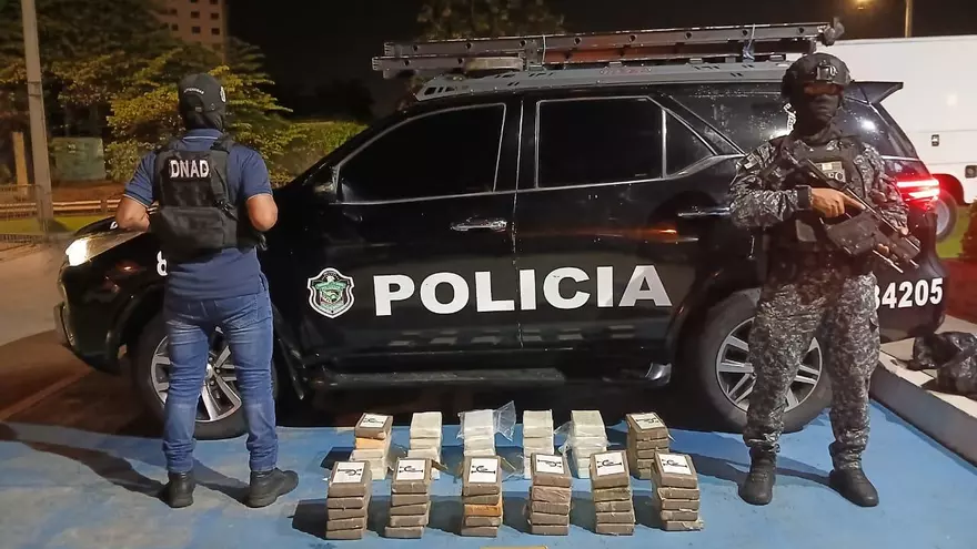 Decomiso de 61 paquetes de presunta droga en una residencia ubicada en barriada La Glorieta, sector de Villa Zaita.