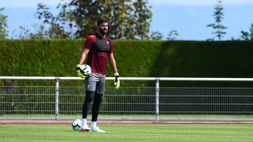 Alisson Becker viene con todo al Liverpool