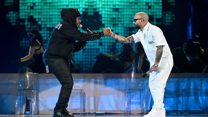 Sech en el escenario de Premios Lo Nuestro y su interpretación en el homenaje a los 20 años de carrera de Arcángel