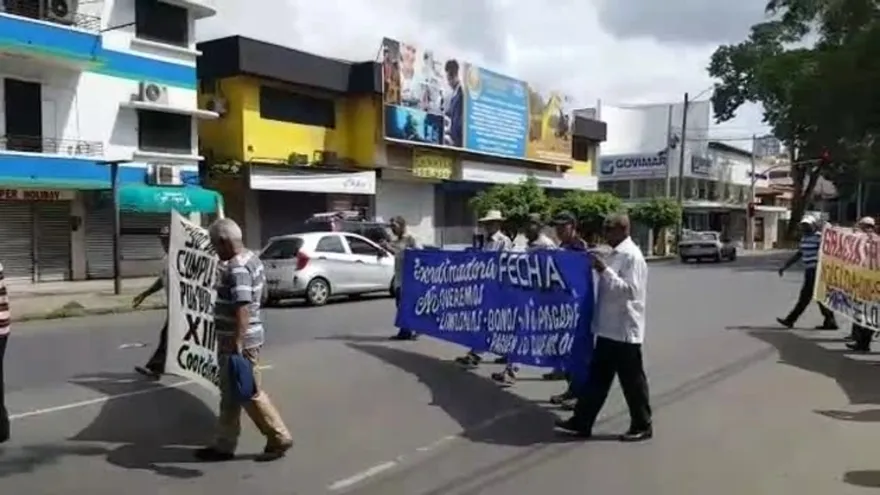 Exfuncionarios marchan y piden al Gobierno pago de décimos adeudados