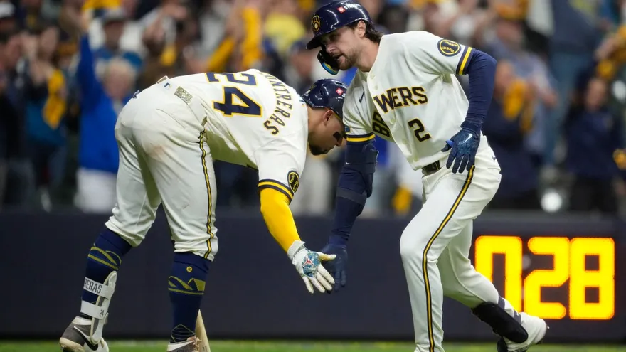 Brice Turang y William Contreras celebran durante el partido entre los Cerveceros y los Dodgers