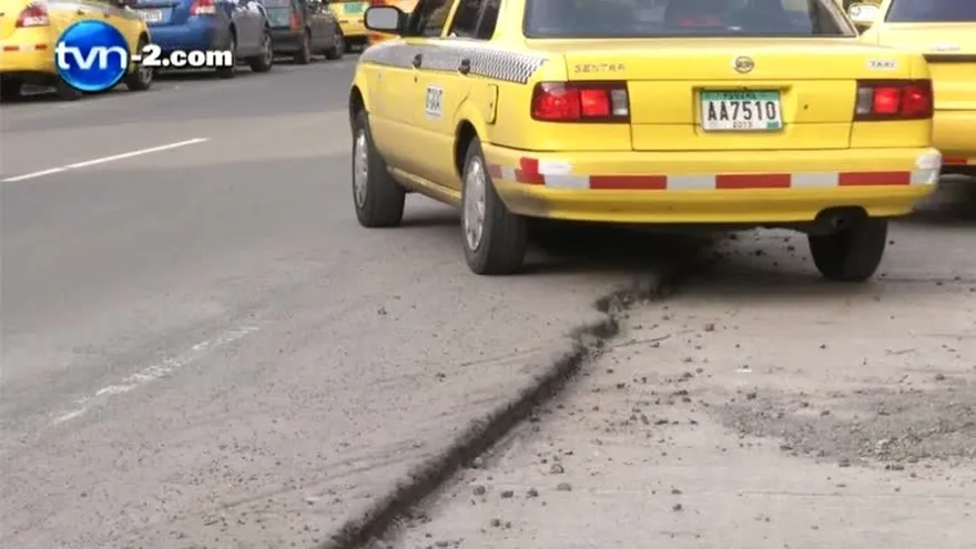 Conductores pasan páramos en avenida Cuba