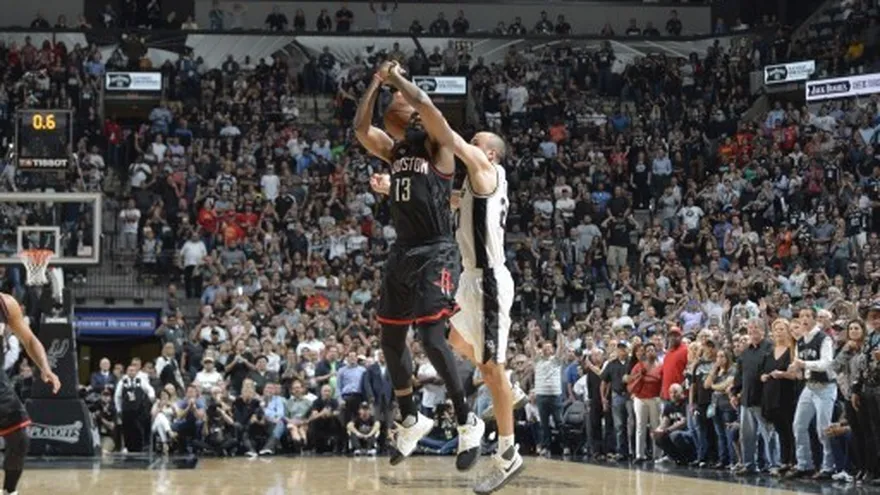 Ginóbili evitó en el último segundo el tiro de Harden con esta acción.