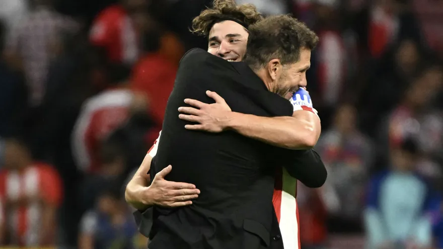 Julián Álvarez (de frente) abraza al técnico Diego Simeone