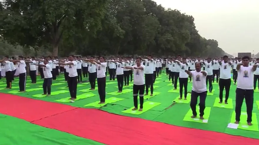 Multitud de personas celebran en Nueva Delhi el Día Internacional del Yoga