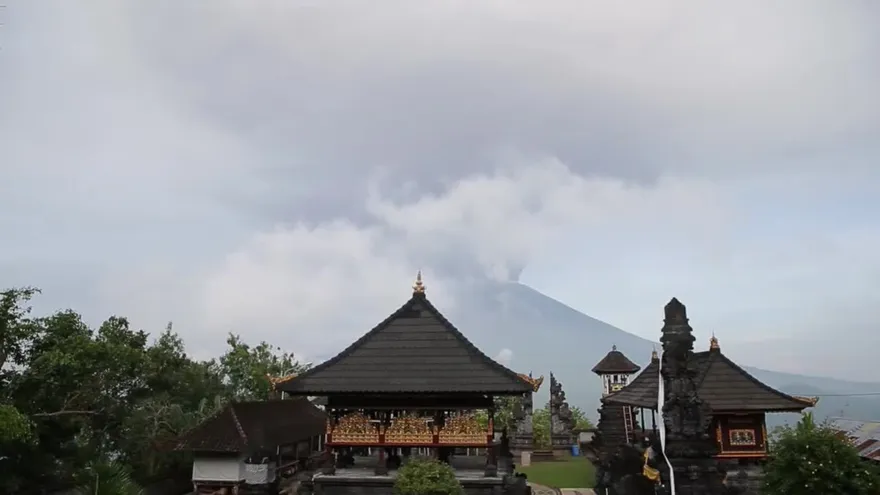 Se preven 100.000 evacuados por erupción de volcán Agung en isla de Bali