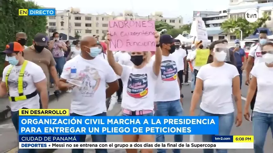 Miembros de organizaciones populares marchan hacia la Presidencia