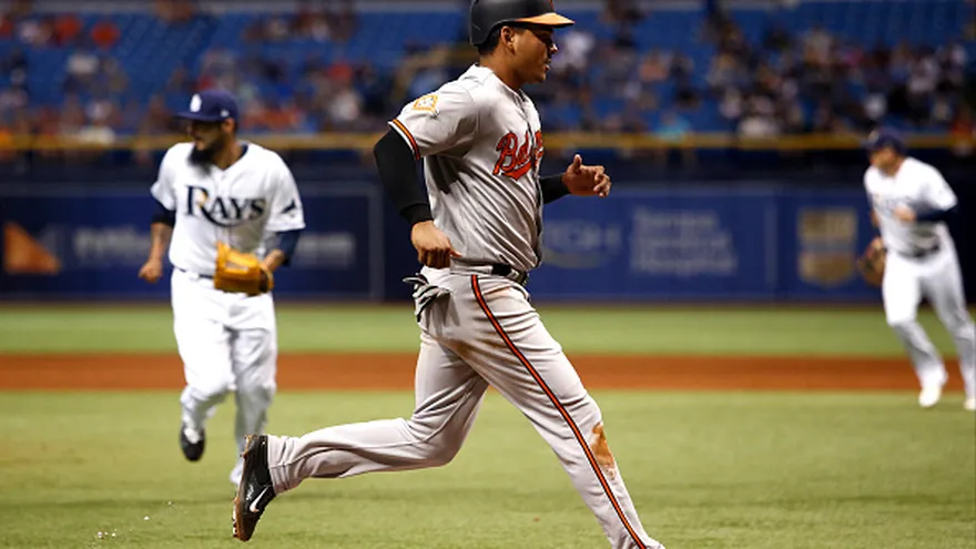Rubén Tejada  corre hacia el 'home plate' en el juego entre los Orioles y los Rays