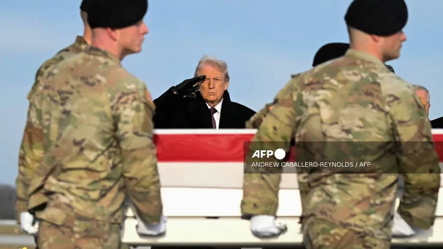 Trump acompaña regreso de los cuerpos de soldados muertos en Siria