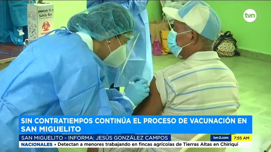 Adultos mayores acuden a vacunarse este viernes