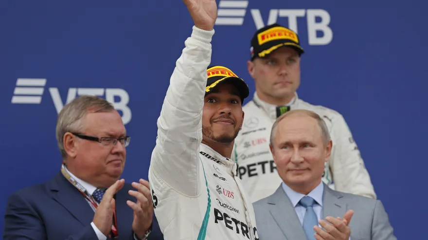 Hamilton gana el GP de Rusia de F1 beneficiado por órdenes de equipo