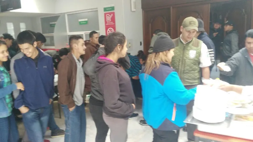 Autoridades mexicanas descubrieron a migrantes centroamericanos que viajaban escondidos en un autobús.