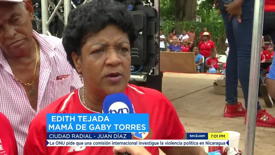 Fanaticada acompaña a madre de Gabriel Torres