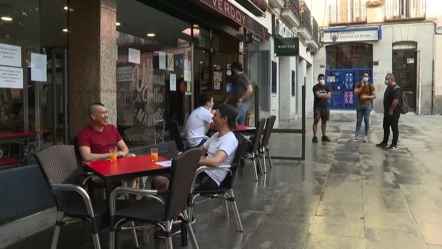 Madrid se reencuentra con sus bares, Grecia con sus tabernas