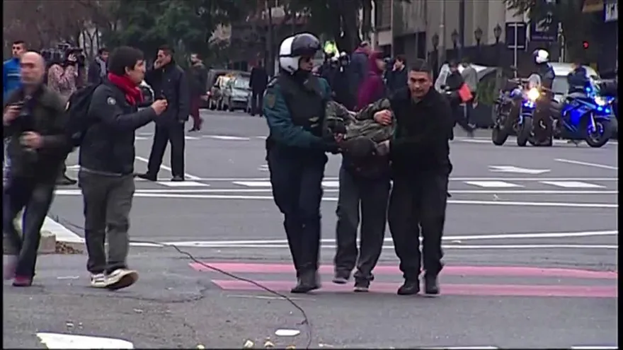 Policía desaloja una marcha en Argentina con golpes y gas