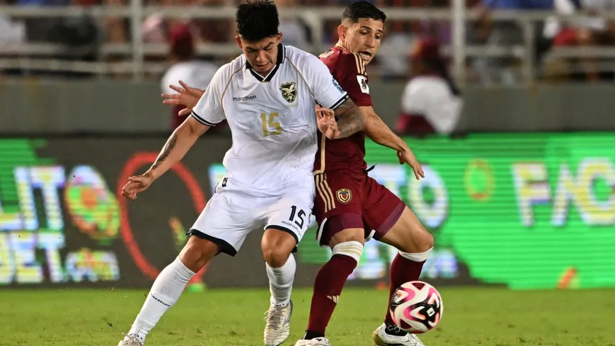 Gabriel Villamil y Jefferson Savarino disputan el balón durante el partido entre Bolivia y Venezuela