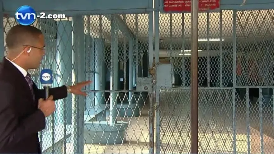 Padres ponen candado en entrada de la Ernesto T. Lefevre